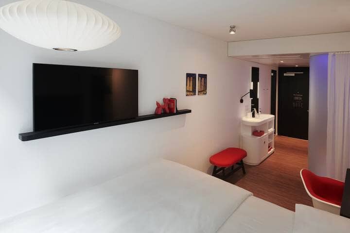Room 6 of 43
